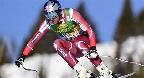 Norsk lya Aksel Lund Svindal se z za triumfem v superobm slalomu v Lake...