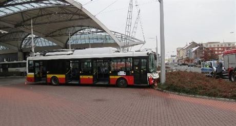 Nehoda trolejbusu na autobusovém terminálu v Hradci Králové.