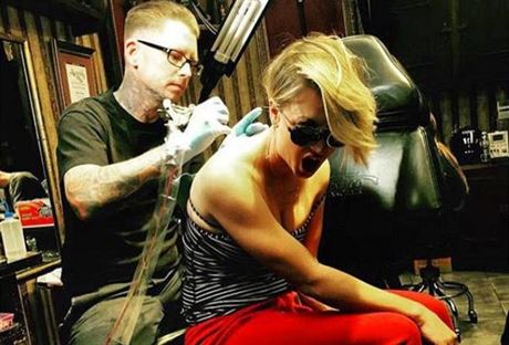 Kaley Cuoco si nechala pemalovat tetovn s datem svatby s tenistou Ryanem...