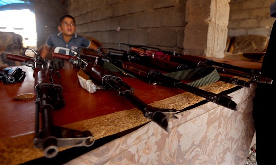 Trh se zbranmi v Irbílu, centru iráckého Kurdistánu (20. srpna 2015)