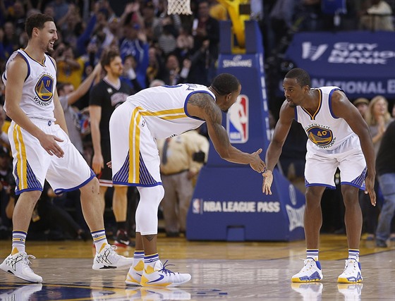 Basketbalisté Golden State si uívají úspnou akci. Zprava: Harrison Barnes,...