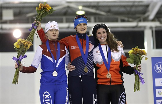 Vítzka Martina Sáblíková (uprosted)  má po boku Natálii Voroninovou (vlevo) a...