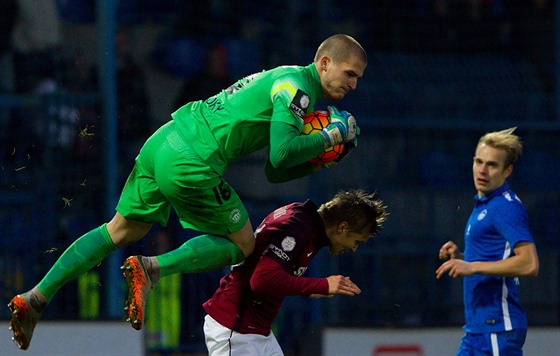 Liberecký gólman Václav Hladký v souboji se Spartou na podzim 2015.