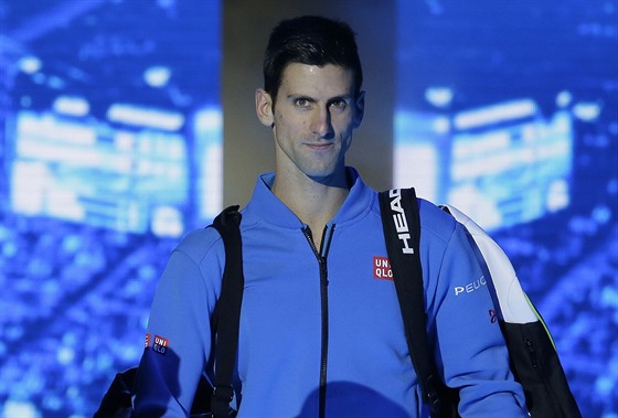 Usmvavý Novak Djokovi nastupuje k finále Turnaje  mistr.