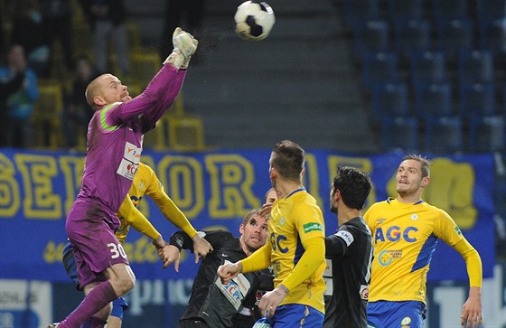 Jablonecký branká Vlastimil Hrubý boxuje mí do bezpeného prostoru v utkání...