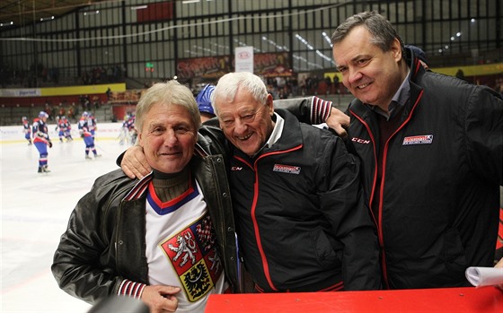 Legendární hokejový útočník Jozef Golonka (uprostřed) při jednom ze svých...