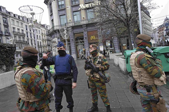 Belgití vojáci hlídkují v Bruselu poté, co byl  ve mst vyhláen nejvyí...