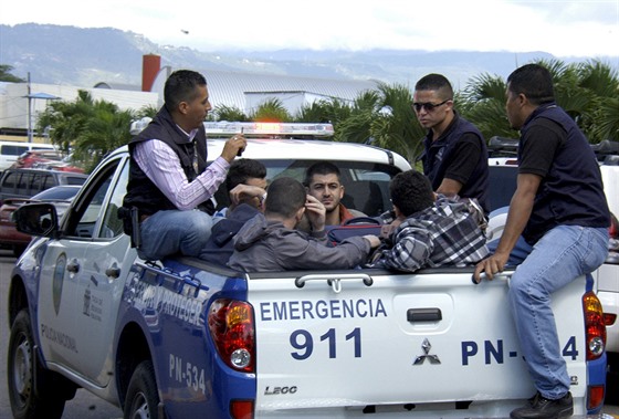 Syané zadrení v Hondurasu s kradenými eckými pasy. (18. listopadu 2015)