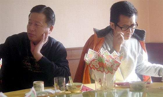 ínský aktivista za lidská práva Kuo Fej-siung (vpravo).
