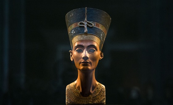 Královna Nefertiti. Její busta stará 3300 let je k vidní v Berlín.