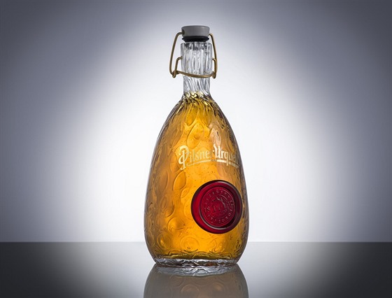 Letoní design aukní lahve Pilsner Urquell, která v dobroinné aukci ped...