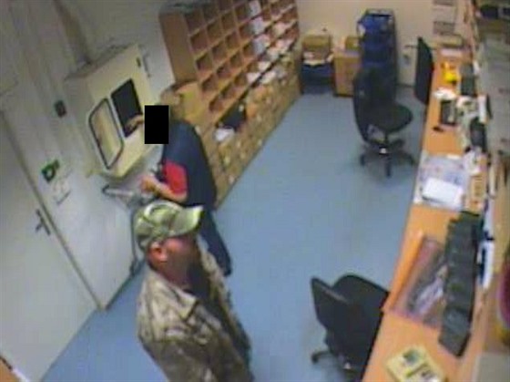 Falešný policista ukradl v kladenském hypermarketu 172 tisíc korun (7.11.2015).