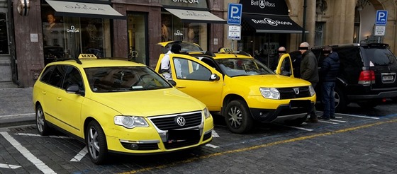 Policisté na Staromstském námstí zadreli nkolik taxiká pro podezení z...
