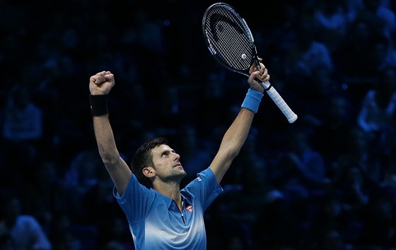FINALISTA. Srbský tenista Novak Djokovi zvedá ruce nad hlavu a oslavuje. Práv...