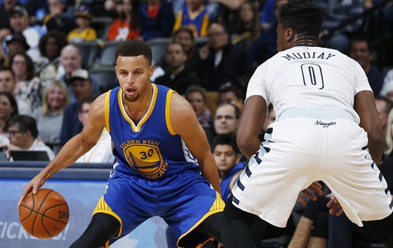 Stephen Curry z Golden State u míe, brání ho Emmanuel Mudiay z Denveru.