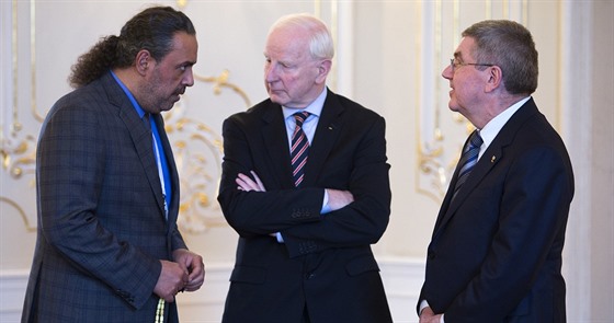 Patrick Hickey (uprosted) na Valném shromádní Evropských olympijských výbor v Praze. Vedle nj (vlevo) Ahmed al-Sabah, hlavní lobbista v MOV i fotbalové FIFA, a éf MOV Thomas Bach.    