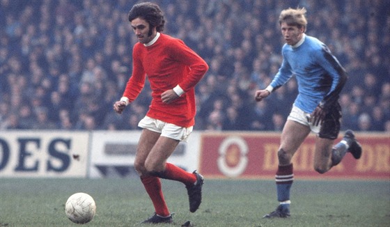 FOTBALOVÝ GÉNIUS I ROZMARNÝ BOHÉM. George Best v erveném dresu Manchesteru...