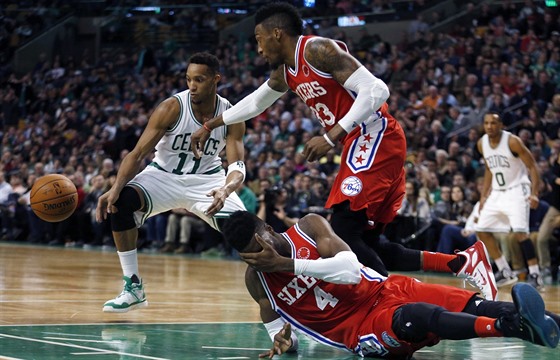 Robert Covington a Nerlens Noel (dole) z Philadelphie ztrácejí mí v utkání s...