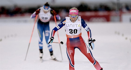 Norská bkyn na lyích Therese Johaugová dojídí vítzn do cíle závodu na 5...