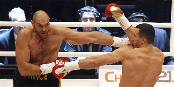 Vladimír Kliko (vpravo) v duelu s Tysonem Furym.