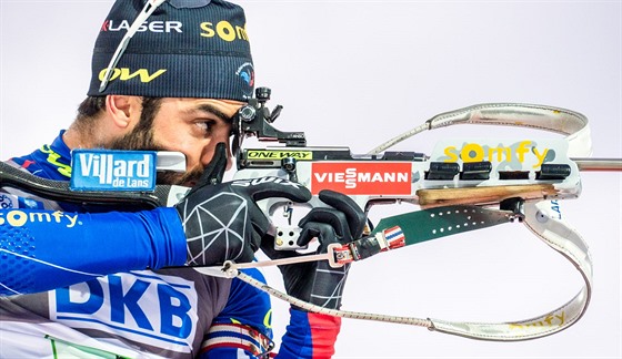 Francouzsk biatlonista Simon Fourcade na stelnici nepouil nhradn nboj a...