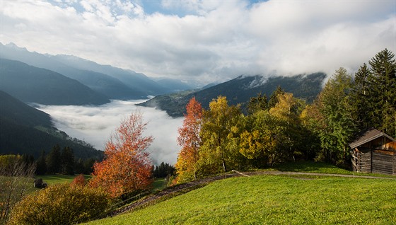 Malebné údolí v tyrolských Alpách je jakoby zalito hustou kaší.