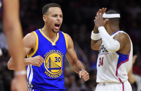 Stephen Curry z Golden State se raduje, jeho tým otoil zápas s LA Clippers. V...