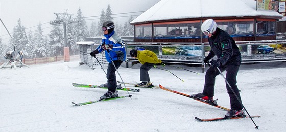 Jako první v Česku okusili lyžování v nové sezoně na Černé hoře v Krkonoších...