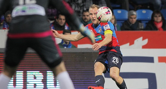 Plzeský Daniel Kolá v akci v utkání s Mladou Boleslaví