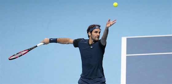 Roger Federer bhem semifinále Turnaje mistr, v nm vyzval Stana Wawrinku.