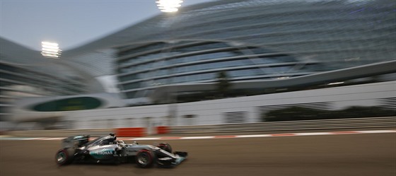 Lewis Hamilton během kvalifikace v Abú Zabí