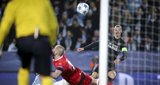 VELKÁ CHVÍLE. Zlatan Ibrahimovic, rodák z Malmö, dává gól na hiti Malmö.
