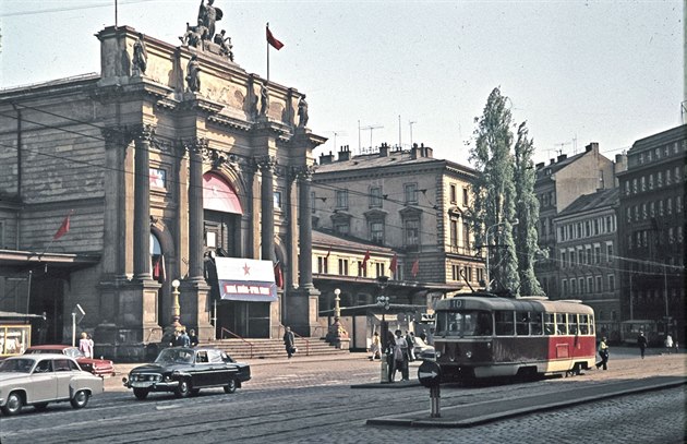 Odbavovací hala a jižní křídlo nádraží Praha-Těšnov, 9. května 1971.