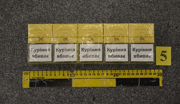 Krabičky cigaret bez českých kolků, které celníci zadrželi na letišti v Ruzyni
