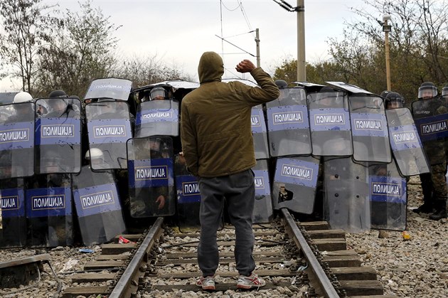 Policie se st�etla s migranty na hranicích �ecka a Makedonie. (28. listopadu...
