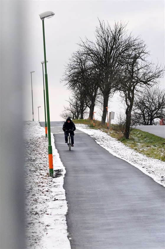 Ze Sezemic vede nová cyklostezka do Po�apel