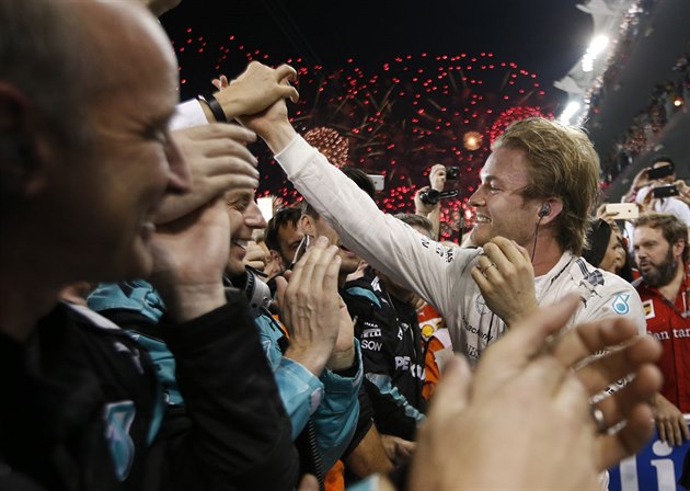 N�mecký pilot Nico Rosberg ze stáje Mercedes se raduje z triumfu ve Velké cen�...
