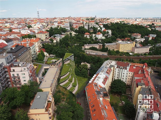 Pod zelenou stavbou na vizualizaci se skrývá roubenka v ulici Pod Zvona�kou. Plánovaná rezidence má mít 35 byt� a 42 gará�í.