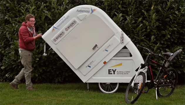 Cyklokaravan se dá jednodu�e rozlo�it a slo�it.