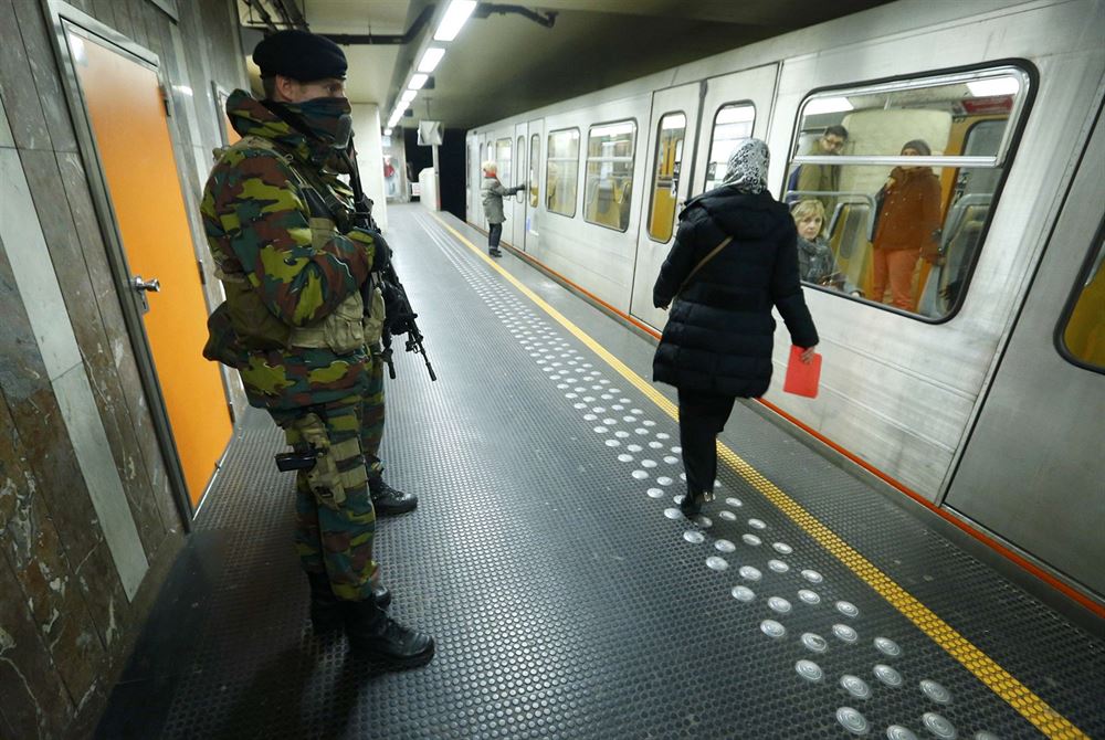 Na znovuotevené bruselské metro dohlíejí vojáci (25. listopadu 2015).