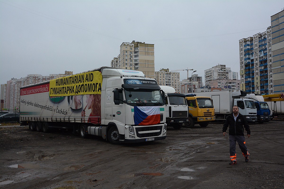 Kamion z Jablonného nad Orlicí s pomocí pro  Ukrajinu mí�il dál, ale zarazil se...