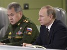 Ruský prezident Vladimir Putin a ministr obrany Sergej ojgu (23. listopadu...