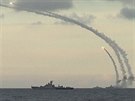 Ruské lod v Kaspickém moi odpalují rakety na cíle v Sýrii. Snímek z videa...
