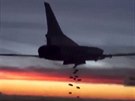 Ruský strategický bombardér TU-22 nad Sýrií. Snímek z videa zveejnného ruským...