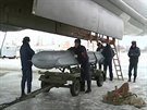 Ruský vojenský personál nakládá bomby do strategického bombardéru TU-22. Snímek...