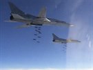 Ruské strategické bombardéry nad Sýrií. Snímek z videa zveejnného ruským...