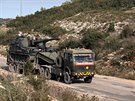 Turecká armáda pesunuje mobilní houfnici k vesnici Yayladagi u hranic Sýrie...