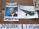 Protestní plakáty na budov tureckého velvyslanectví v Moskv (26. listopadu...