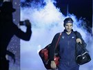 NÁSTUP K FINÁLE. Roger Federer pichází na kurt  k závrenému utkání Turnaje...