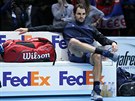 Roger Federer eká na slavnostní ceremoniál po prohe ve finále Turnaje mistr.